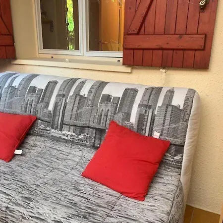 Hébergement de vacances Mitoyenne Avec Piscine, Parking, Climatisation Et Proche Mer, Idéale Pour 4 Personnes - Fr-1-607-89
