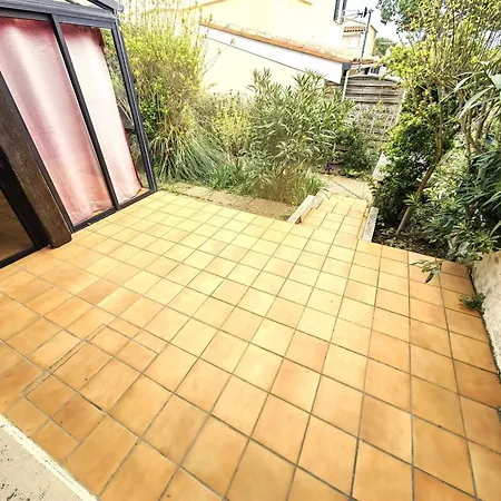 Hébergement de vacances Mitoyenne Avec Piscine, Parking, Climatisation Et Proche Mer, Idéale Pour 4 Personnes - Fr-1-607-89