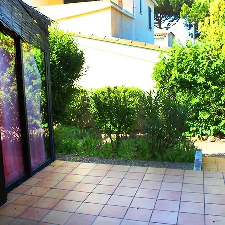 Hébergement de vacances Mitoyenne Avec Piscine, Parking, Climatisation Et Proche Mer, Idéale Pour 4 Personnes - Fr-1-607-89